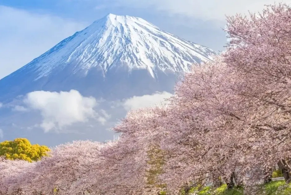 A Hiker’s Guide to Active Volcanoes